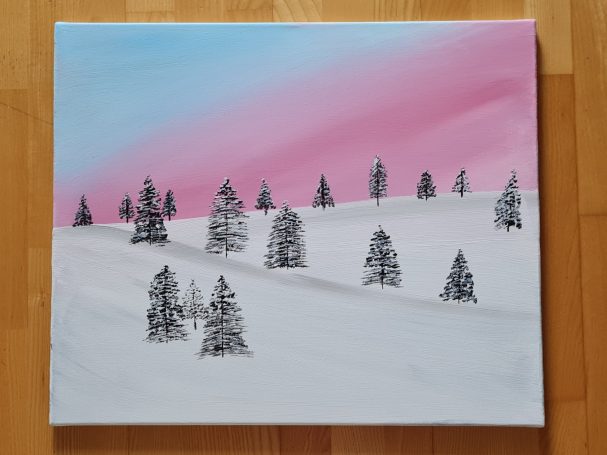 Nadelbäume im Schnee unter rosa Polarlicht