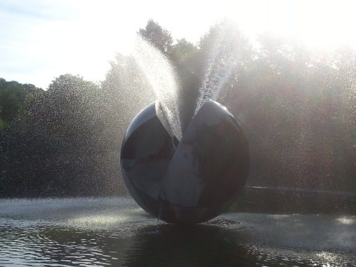 Futuristischer Brunnen im Egelsee in Stuttgart