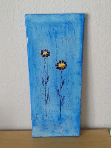 Blaues Bild mit gelben Blüten