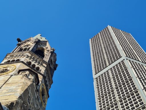 Wilhelmskirche Berlin vor blauem Himmel