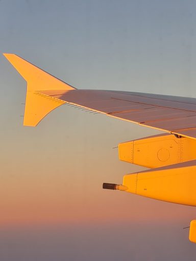 Flugzeugflügel in der Abendsonne